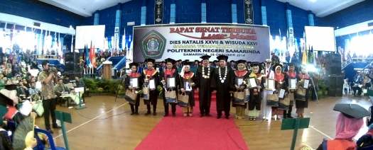 Direktur Serahkan Piagam Penghargaan 10 LulusanTerbaik dalam Wisuda XVI dan DIES Natalis XVII