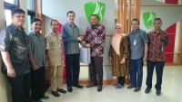 Bill Duggan, dkk foto bersama Pejabat Politeknik Negeri Samarinda